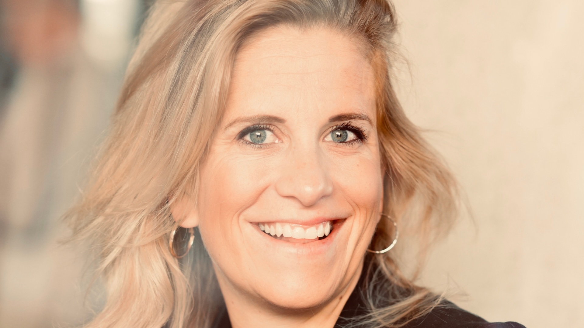 Mitglied vom FrauenRaum Netzwerk Annina Ludäscher von Elle Coaching lächelt in die Kamera.