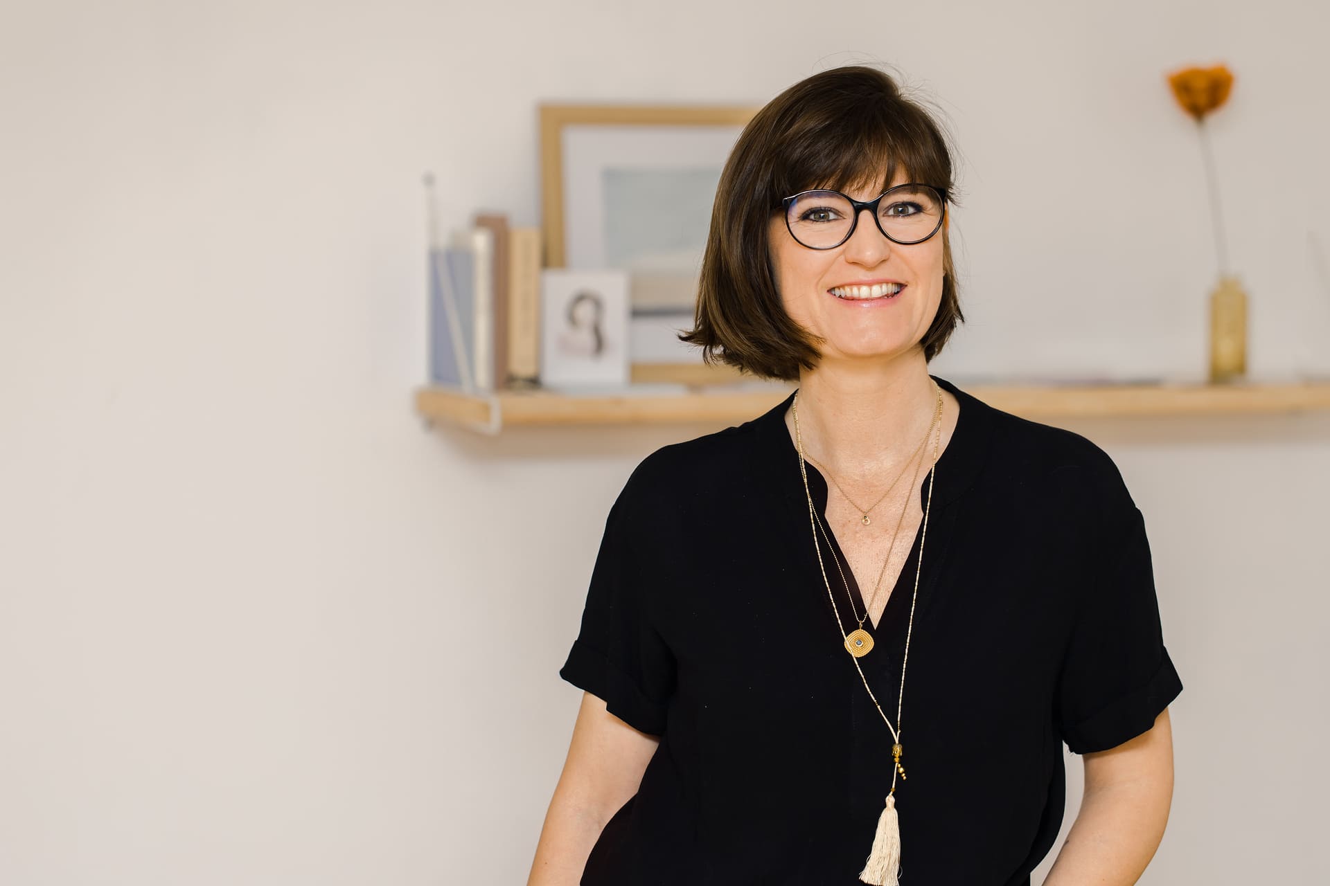 Mitgründerin und Mitglied vom FrauenRaum Netzwerk Yvonne Mariano lächelt in die Kamera.