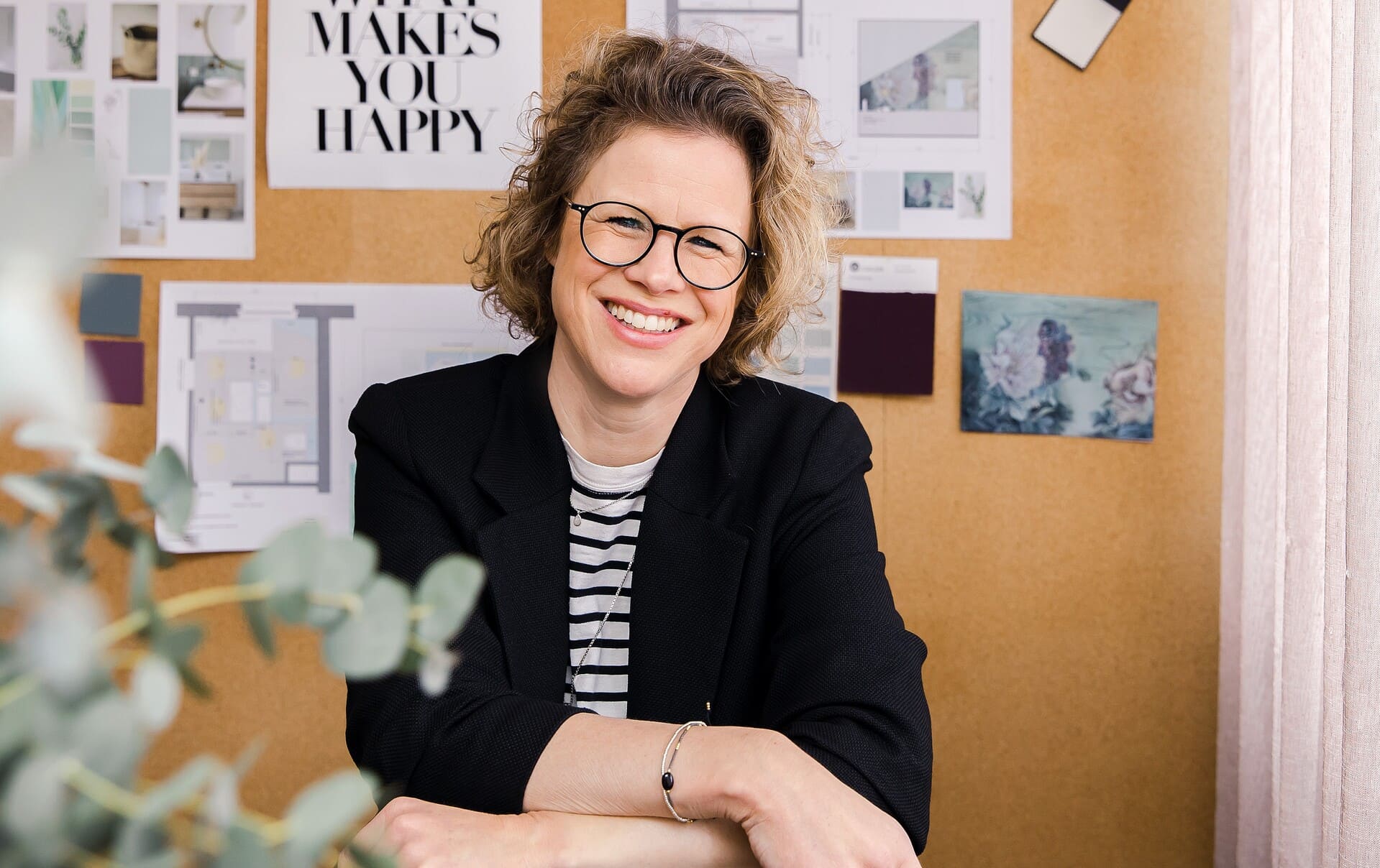 Mitglied vom FrauenRaum Netzwerk Innenraum Baumann lächelt in die Kamera und trägt dabei einen schwarzen Blazer.