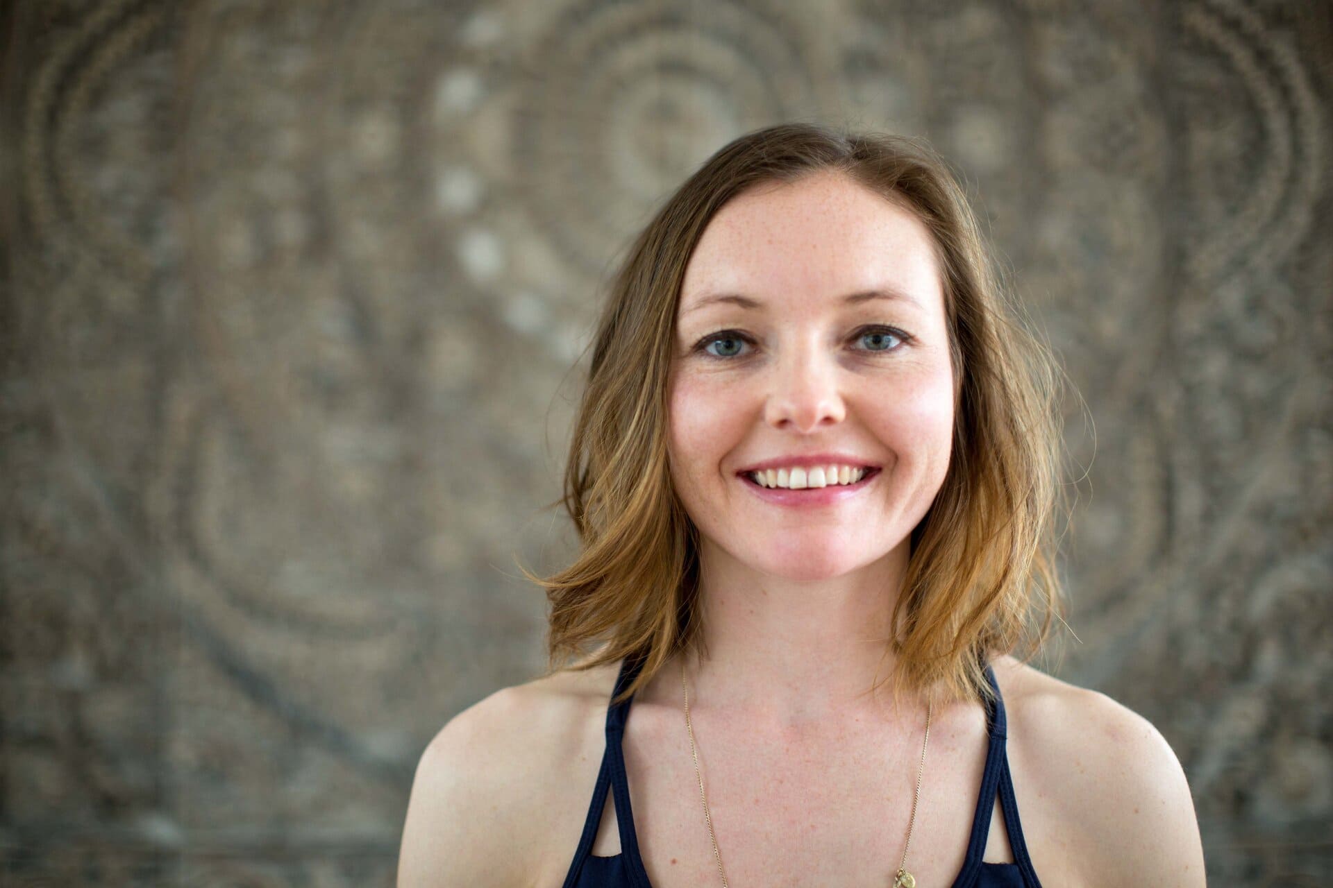 Mitglied vom FrauenRaum Netzwerk Laura Burns, welche Yoga Sessions anbietet, lächelt in die Kamera.