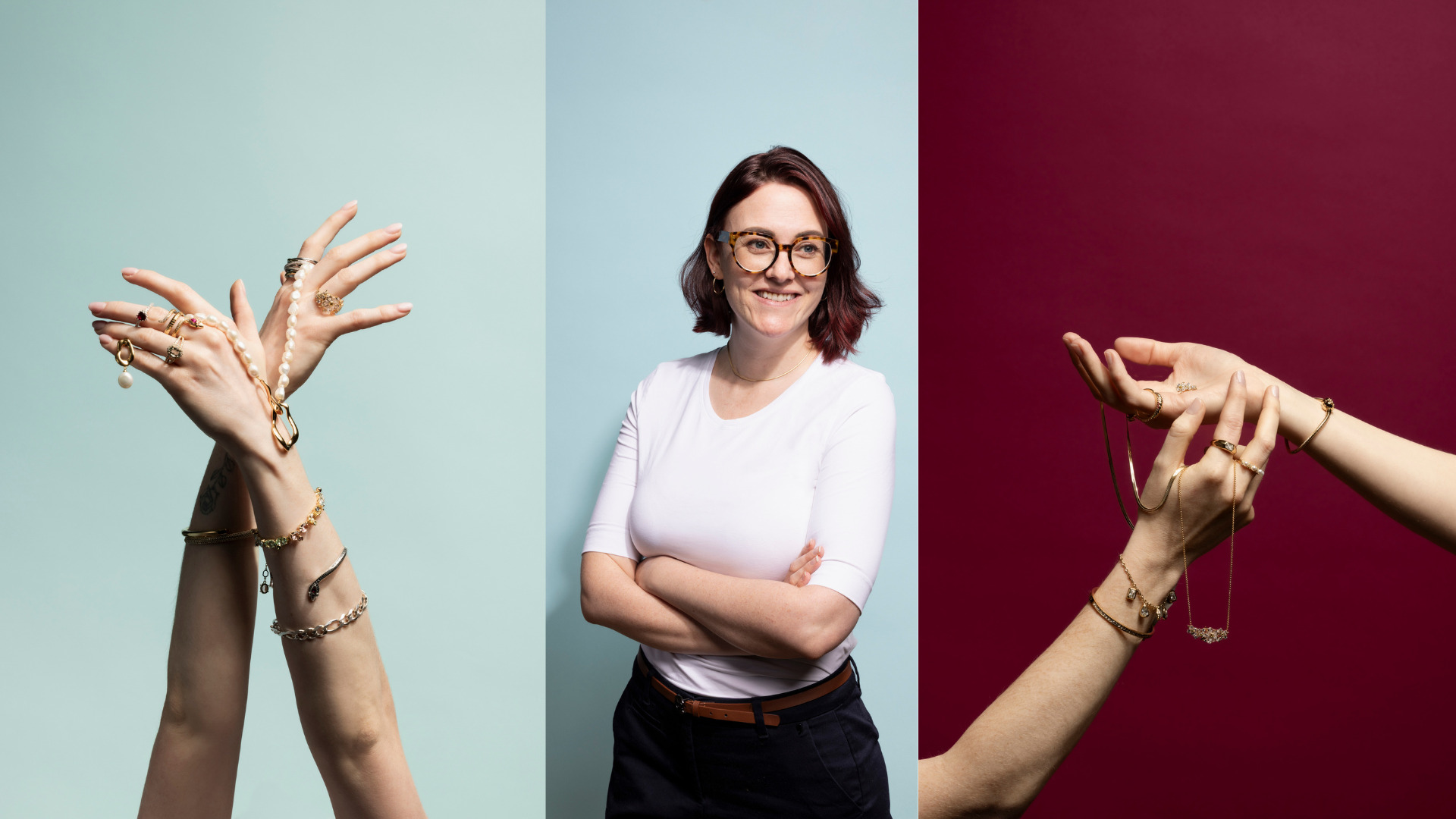 Mitglied vom FrauenRaum Netzwerk Laura von Bijouterie Laura Kirchhofer steht in der Mitte und lächelt in die Kamera, neben ihr jeweils Hände mit verschiedenen Schmuckstücken.