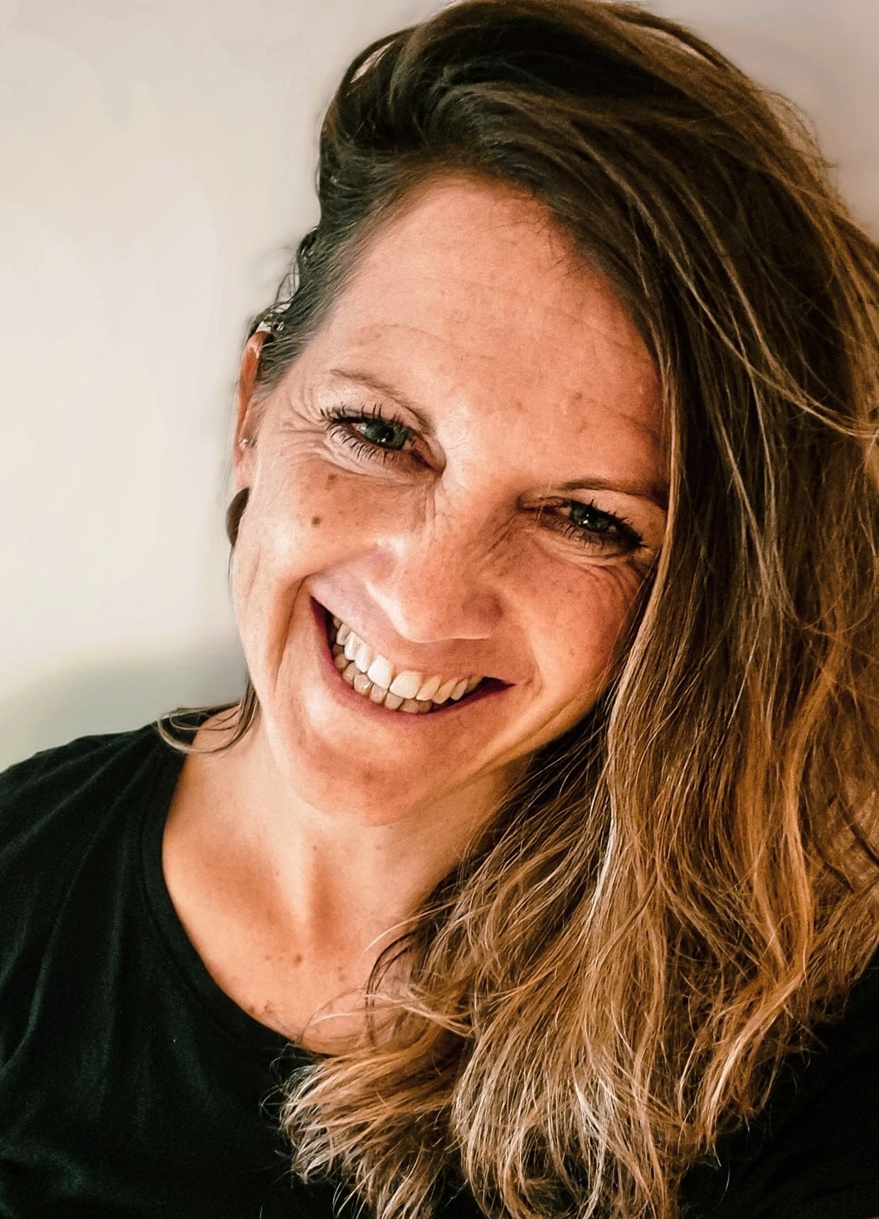 Mitglied vom FrauenRaum Netzwerk Jacqueline Straub Inhaberin vom Pier One Interlaken lächelt in die Kamera.